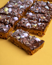 Load image into Gallery viewer, Caramel Crispy Mini Egg Tray Bake (tray of 14)